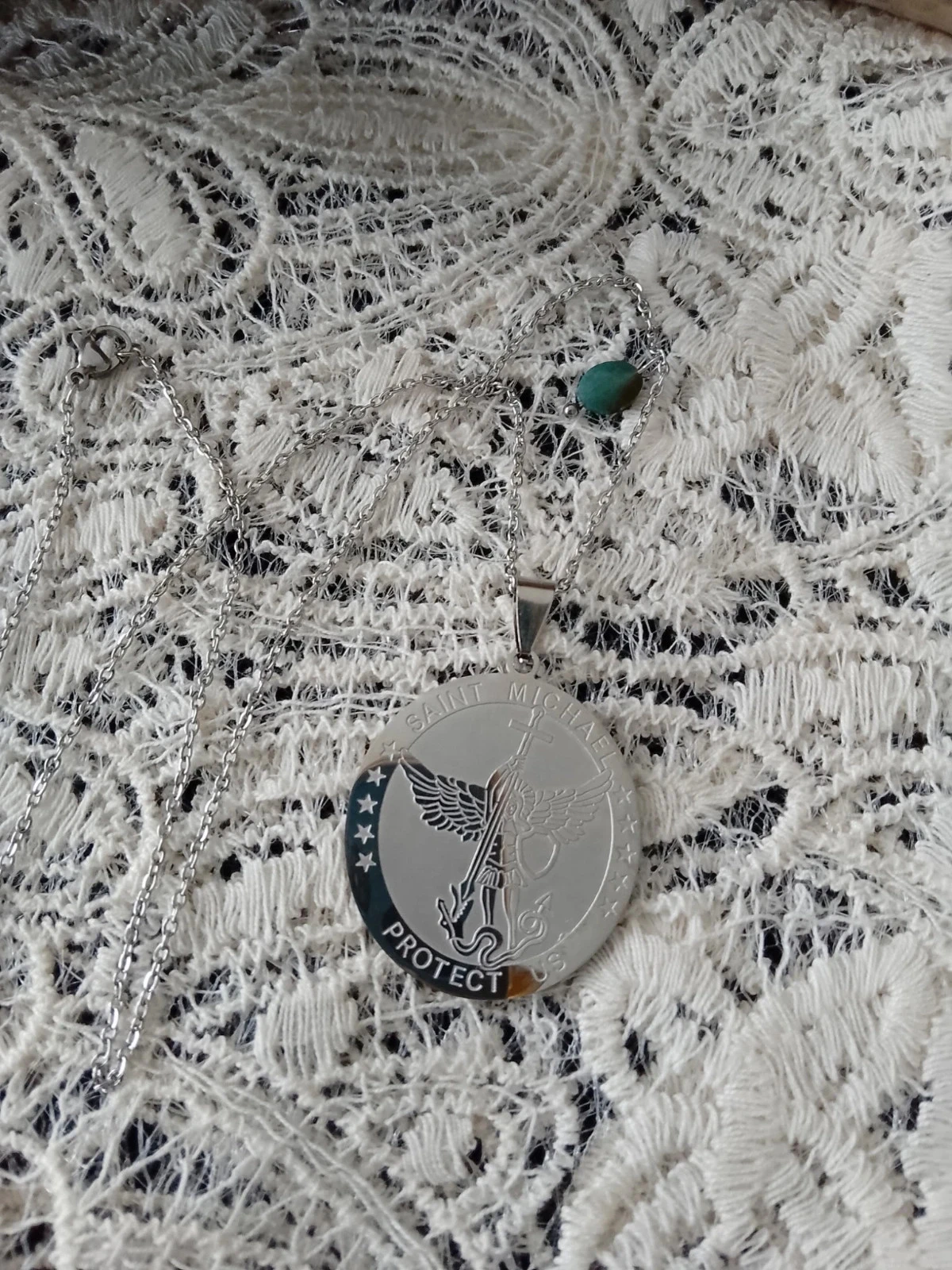 Collier pendentif médaillon de protection saint Michael en acier argenté et pierre naturelle verte – photo 4